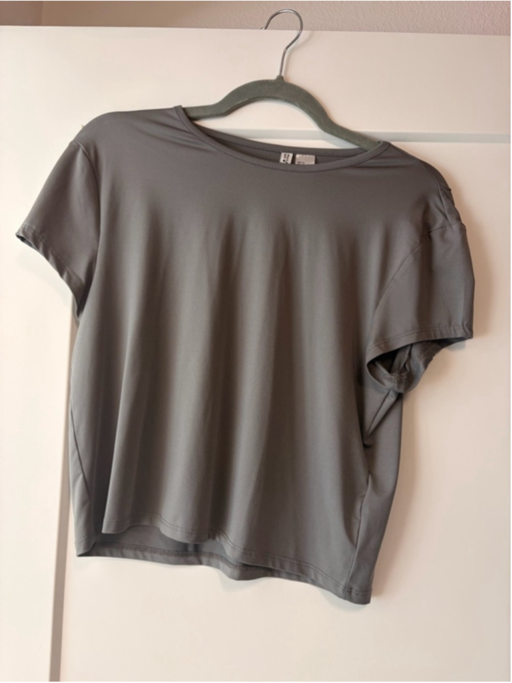 H&M Divided Gray Short Sleeve Athletic Crop Top - XL